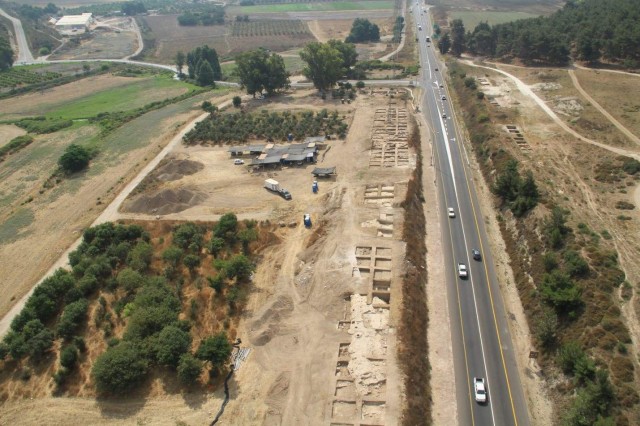Археологічні розкопи ведуться прямо біля дороги 
